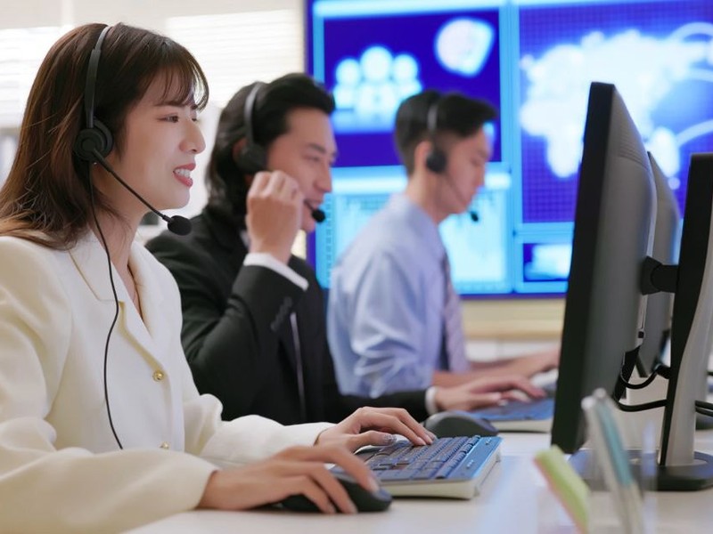 Hình ảnh đội ngũ hỗ trợ khách hàng chuyên nghiệp và các biện pháp bảo mật tại new88011