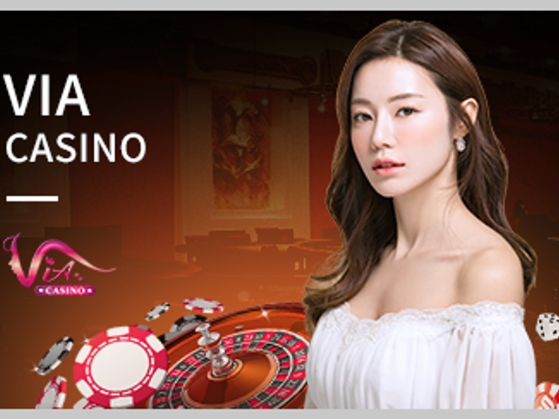 Bàn chơi sòng bạc trực tuyến với dealer và bài